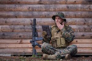 Soldat mit Tablet-Computer im Militärlager foto
