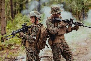 modern Krieg Soldaten Kader Laufen im taktisch Schlacht Formation Frau wie ein Mannschaft Führer foto