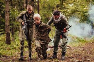 Terroristen war Erfassung am Leben Frau Soldat und Verhör ihr auf Besondere Taktik heftig Weg foto