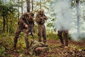 Soldaten Kader war Erfassung am Leben Terrorist und Verhör Sie auf Sie auf Besondere Taktik heftig Weg foto