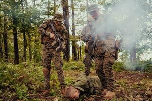 Soldaten Kader war Erfassung am Leben Terrorist und Verhör Sie auf Sie auf Besondere Taktik heftig Weg foto