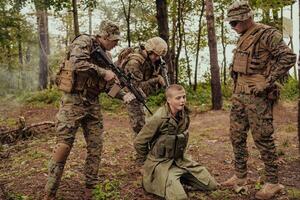 Soldaten Kader war Erfassung am Leben Terrorist und Verhör Sie auf Sie auf Besondere Taktik heftig Weg foto