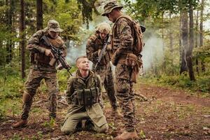 Soldaten Kader war Erfassung am Leben Terrorist und Verhör Sie auf Sie auf Besondere Taktik heftig Weg foto