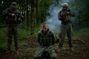 Marinesoldaten nehmen Terroristen lebendig gefangen foto