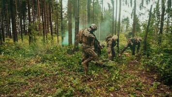 Soldaten Kader war Erfassung am Leben Terrorist und Verhör Sie auf Sie auf Besondere Taktik heftig Weg foto