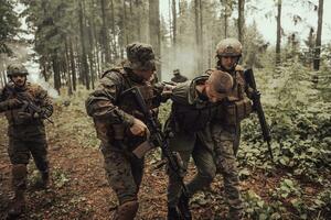 Soldaten Kader war Erfassung am Leben Terrorist und Verhör Sie auf Sie auf Besondere Taktik heftig Weg foto