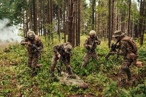 Soldaten Kader war Erfassung am Leben Terrorist und Verhör Sie auf Sie auf Besondere Taktik heftig Weg foto