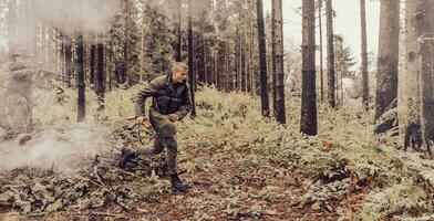 Soldaten Kader war Erfassung am Leben Terrorist und Verhör Sie auf Sie auf Besondere Taktik heftig Weg foto