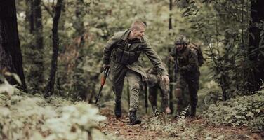 Soldaten Kader war Erfassung am Leben Terrorist und Verhör Sie auf Sie auf Besondere Taktik heftig Weg foto