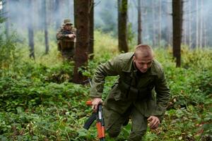 Marinesoldaten nehmen Terroristen lebendig gefangen foto