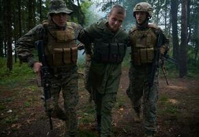 Marinesoldaten nehmen Terroristen lebendig gefangen foto