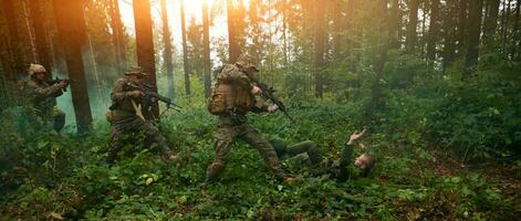 Marinesoldaten nehmen Terroristen lebendig gefangen foto