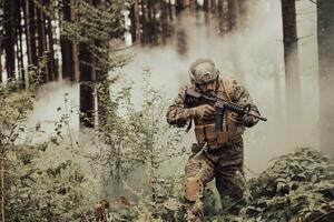 ein modern Krieg Soldat auf Krieg Pflicht im dicht und gefährlich Wald Bereiche. gefährlich Militär- Rettung Operationen foto