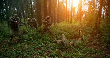 Marinesoldaten nehmen Terroristen lebendig gefangen foto