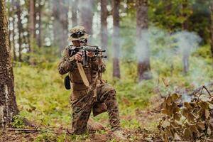 ein modern Krieg Soldat auf Krieg Pflicht im dicht und gefährlich Wald Bereiche. gefährlich Militär- Rettung Operationen foto