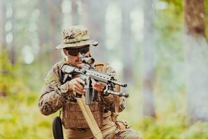 ein modern Krieg Soldat auf Krieg Pflicht im dicht und gefährlich Wald Bereiche. gefährlich Militär- Rettung Operationen foto