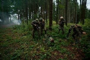 Marinesoldaten nehmen Terroristen lebendig gefangen foto