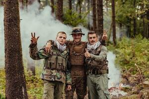 Gruppe von Soldaten im Gegenteil Seiten feiern Frieden nach Schlacht foto