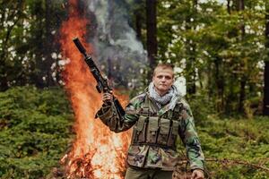 wütend Terrorist militant Guerilla Soldat Krieger im Wald foto