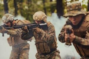 ein Gruppe von modern Krieg Soldaten ist Kampf ein Krieg im gefährlich Fernbedienung Wald Bereiche. ein Gruppe von Soldaten ist Kampf auf das Feind Linie mit modern Waffen. das Konzept von Krieg und Militär- Konflikte foto