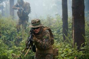 Soldatentrupp der modernen Kriegsführung im Kampf foto