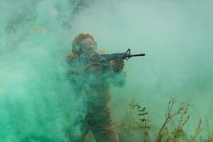 ein modern Krieg Soldat auf Krieg Pflicht im dicht und gefährlich Wald Bereiche. gefährlich Militär- Rettung Operationen foto