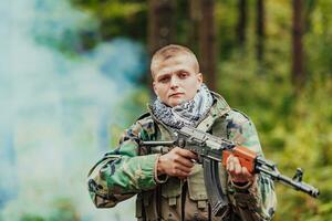 wütend Terrorist militant Guerilla Soldat Krieger im Wald foto