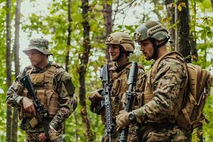 modern Krieg Soldaten Kader Laufen wie Mannschaft im Schlacht Formation foto