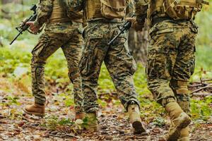 modern Krieg Soldaten Kader Laufen wie Mannschaft im Schlacht Formation foto