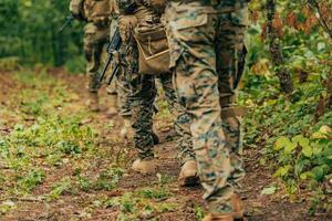 modern Krieg Soldaten Kader Laufen wie Mannschaft im Schlacht Formation foto