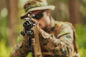 ein modern Krieg Soldat auf Krieg Pflicht im dicht und gefährlich Wald Bereiche. gefährlich Militär- Rettung Operationen foto