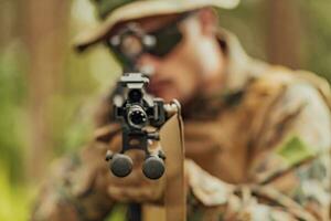 ein modern Krieg Soldat auf Krieg Pflicht im dicht und gefährlich Wald Bereiche. gefährlich Militär- Rettung Operationen foto