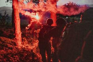 Soldaten Mannschaft im Aktion auf Nacht Mission Militery Konzept foto