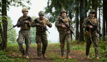 Soldaten Kader entspannt Gehen foto