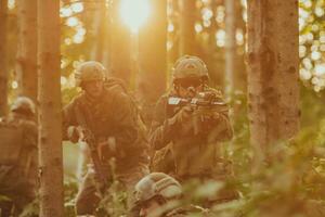 ein Gruppe von modern Krieg Soldaten ist Kampf ein Krieg im gefährlich Fernbedienung Wald Bereiche. ein Gruppe von Soldaten ist Kampf auf das Feind Linie mit modern Waffen. das Konzept von Krieg und Militär- Konflikte foto