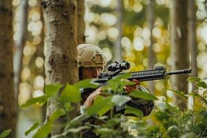 ein modern Krieg Soldat auf Krieg Pflicht im dicht und gefährlich Wald Bereiche. gefährlich Militär- Rettung Operationen foto