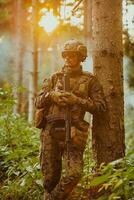 ein modern Krieg Soldat auf Krieg Pflicht im dicht und gefährlich Wald Bereiche. gefährlich Militär- Rettung Operationen foto