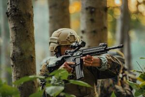 ein modern Krieg Soldat auf Krieg Pflicht im dicht und gefährlich Wald Bereiche. gefährlich Militär- Rettung Operationen foto