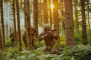 ein Gruppe von modern Krieg Soldaten ist Kampf ein Krieg im gefährlich Fernbedienung Wald Bereiche. ein Gruppe von Soldaten ist Kampf auf das Feind Linie mit modern Waffen. das Konzept von Krieg und Militär- Konflikte foto