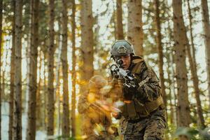 ein modern Krieg Soldat auf Krieg Pflicht im dicht und gefährlich Wald Bereiche. gefährlich Militär- Rettung Operationen foto