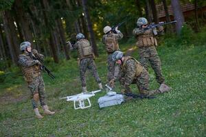 Soldatentrupps verwenden Drohnen zum Scouting foto