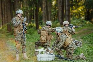 modern Krieg Soldaten Kader sind mit Drohne zum Scouting und Überwachung während Militär- Betrieb im das Wald. foto