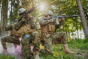 Soldat Kämpfer Stehen zusammen mit Waffen. Gruppe Porträt von uns Heer Elite Mitglieder, Privat Militär- Unternehmen Soldaten, Anti Terrorist Kader foto