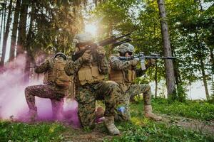 Soldat Kämpfer Stehen zusammen mit Waffen. Gruppe Porträt von uns Heer Elite Mitglieder, Privat Militär- Unternehmen Soldaten, Anti Terrorist Kader foto