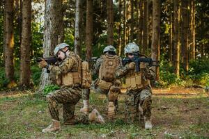 Soldat Kämpfer Stehen zusammen mit Waffen. Gruppe Porträt von uns Heer Elite Mitglieder, Privat Militär- Unternehmen Soldaten, Anti Terrorist Kader foto