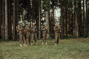 Soldat Kämpfer Stehen zusammen mit Waffen. Gruppe Porträt von uns Heer Elite Mitglieder, Privat Militär- Unternehmen Soldaten, Anti Terrorist Kader foto