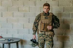 Soldat vorbereiten taktisch schützend und Kommunikation Ausrüstung zum Aktion Schlacht foto