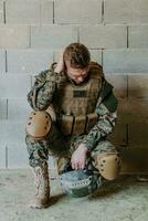 verärgert Soldat hat psychologisch Probleme halten seine Kopf foto