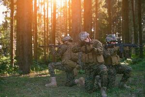 Soldatenkämpfer stehen zusammen foto