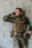 Soldat mit Smartphone und Berufung Zuhause Familie und freunde foto